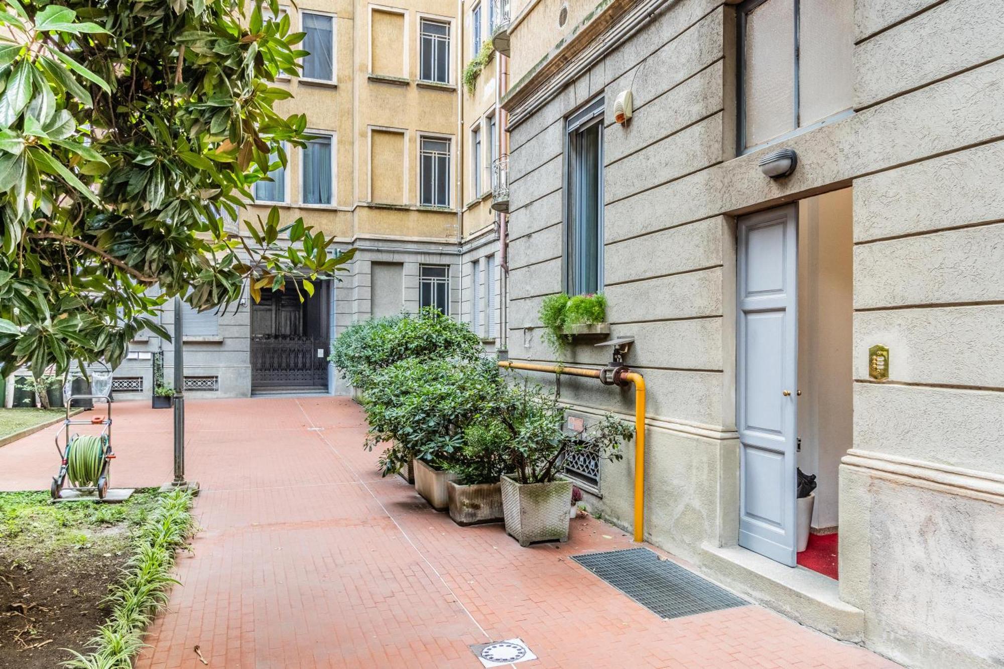 Апартаменты Goldoni House - Duomo 2 K M - Porta Venezia - Linate Милан Экстерьер фото